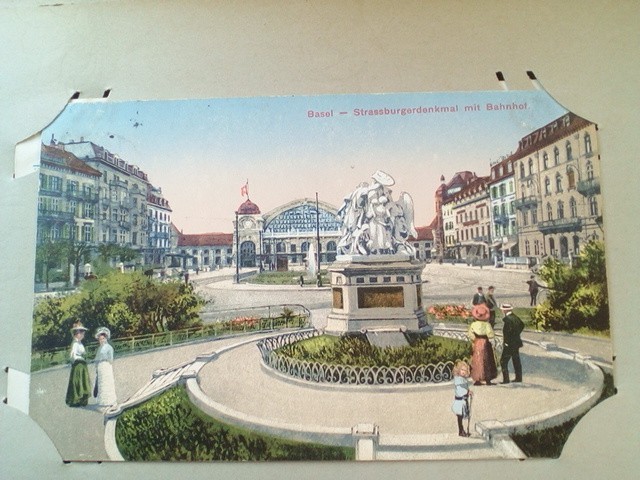 /Switzerland/CH_Place_1900-1949_Basel Strassburgerdenkmal mit Bahnhot.jpg